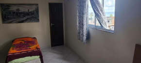 Homem solteiro aluga quarto com suíte individual em Itapuã